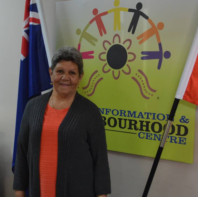Aunty Esther Cutmore has collected TAFE Western NSW’s prestigious award as Aboriginal Elder of the Year for learning and teaching the Wiradjuri language in the community. 