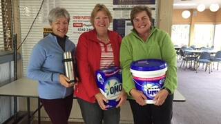Winners of the Elders Cowra sponsored day. Debbie Gumley finished third, Cookie
Dolbel second and winner was Sylvia McCormack.