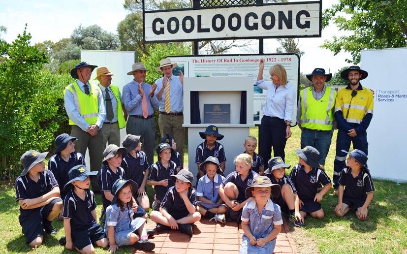 Gooloogong Public School students (foreground) with Roads and Maritime Services staff, officials, Cowra Mayor Bill West, Cabonne Deputy Mayor Lachie MacSmith, Member for Orange Andrew Gee and Member for Cootamundra Katrina Hodgkinson, at the Gooloogong bridge opening earlier this year.