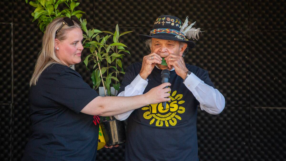 Alison Simpson and Uncle Ossie Cruse at the Walk for Yes event at Jigamy on September 17, 2023. Picture by Chris Sheedy. 