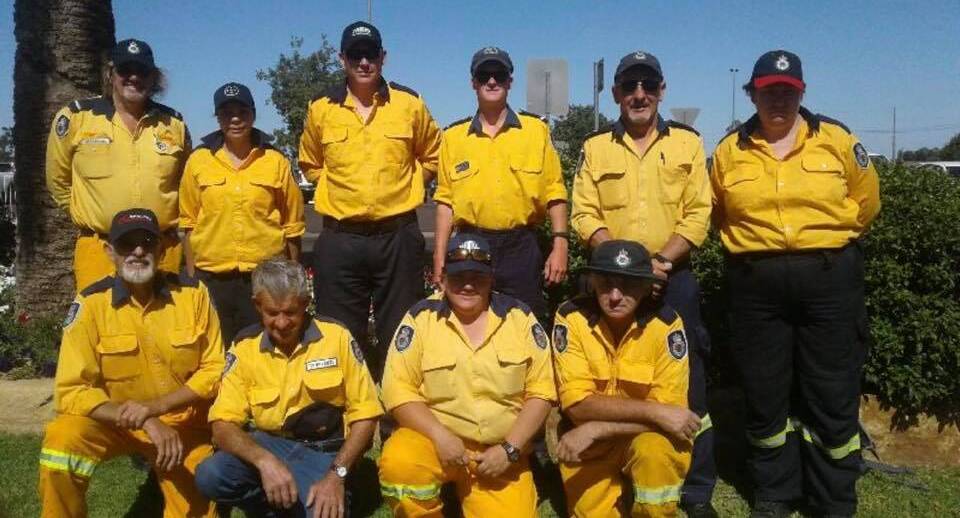 Cowra's Adam Williams (BR third from left), Bruce Ringwood (FR far left) Karina Russel (FR second from right) and Denis Hibberd (FR far right) were part of strike team Region West 19-04.
