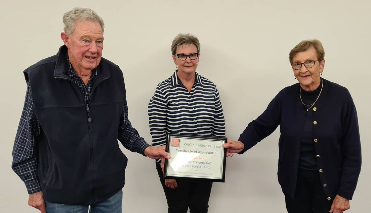 Lynn Cochrane (centre) presented Club Directors Robert Oliver and Judith Day with a certificate of appreciation.