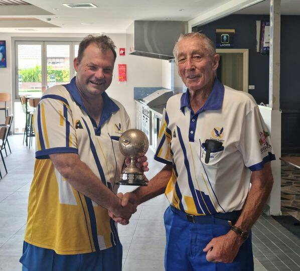 2022 B Grade Singles champion Marc Eisenhauer accepts the trophy from Alan Anderson. 