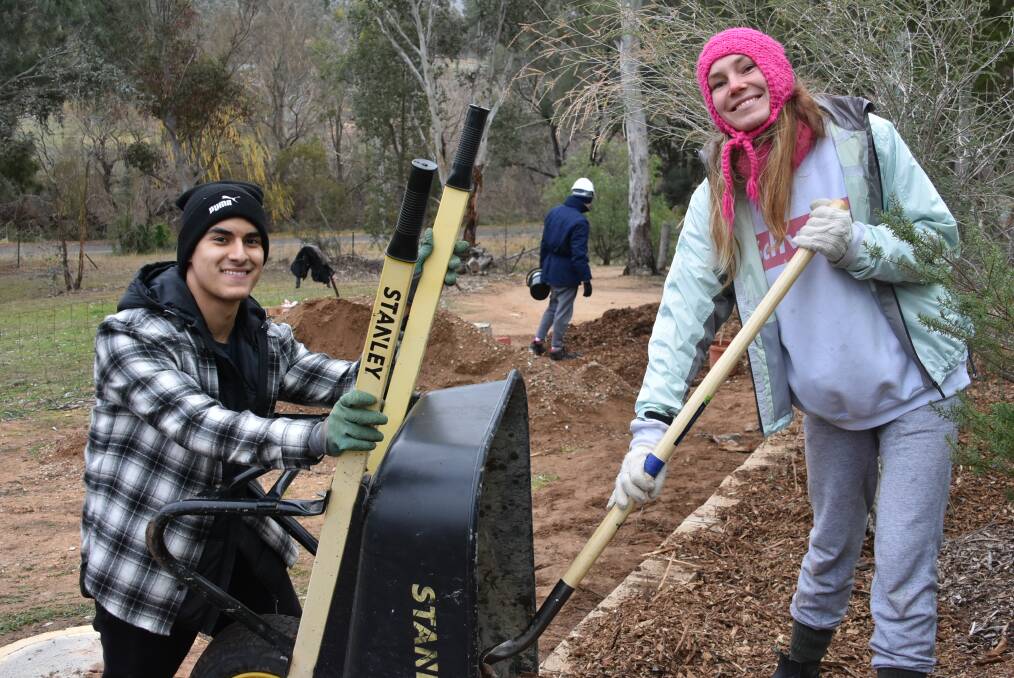 UTS students Michael Jimenez and Bronte Morgan from The Big Lift helping out at Wyangala Dam Public School in July. 