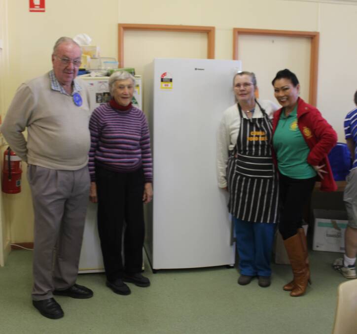 Rotarians Ian Wright (far left) and Ava Livne (far right) with Cowra Uniting Church Food Hall volunteers Katrine Capps (left) and Martina Bryant (right). 