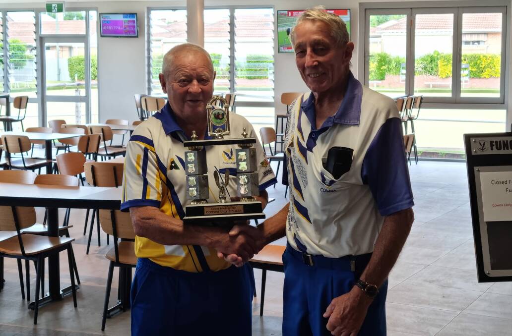 Mick Beath (left), pictured with Bowls President Alan Anderson, was named 2021 Bowler of the Year. 