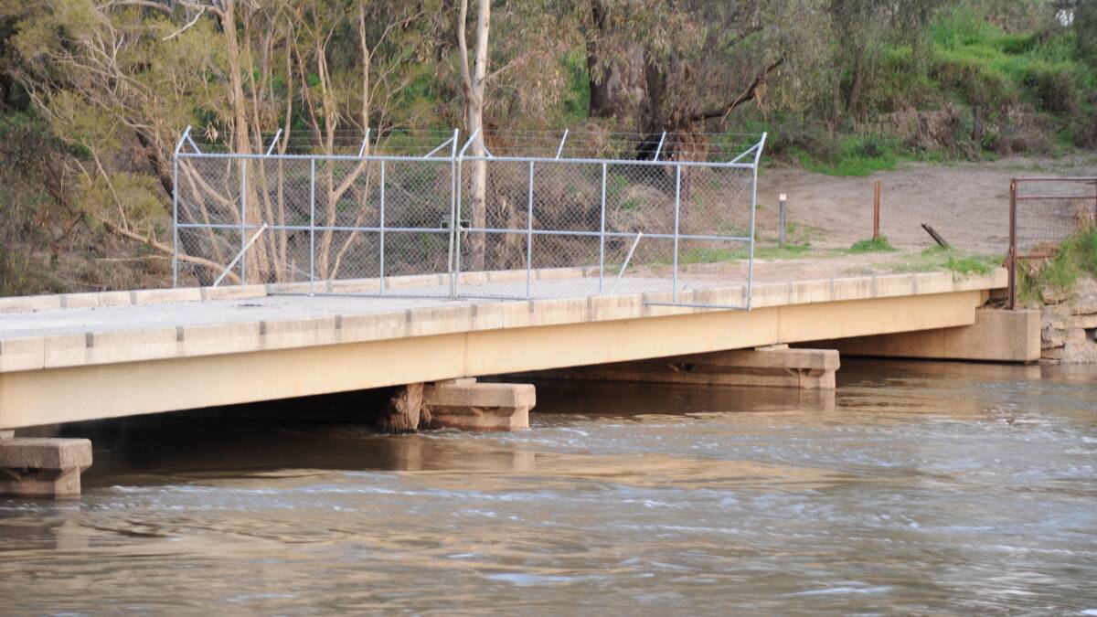 Foot traffic will no longer be able to cross the NSW/QLD border at 'Bondi' bridge near Goondiwindi.
