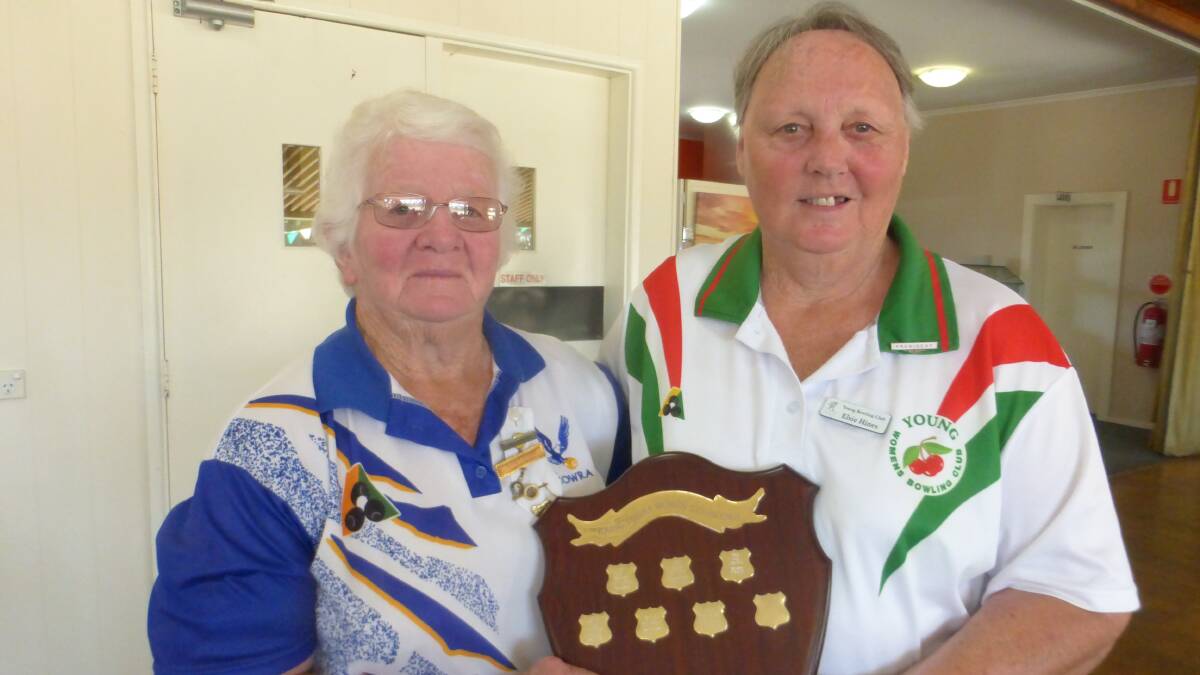 Anne Castelli presents Elsie Hines the Cowra, Young Challenge Shield.