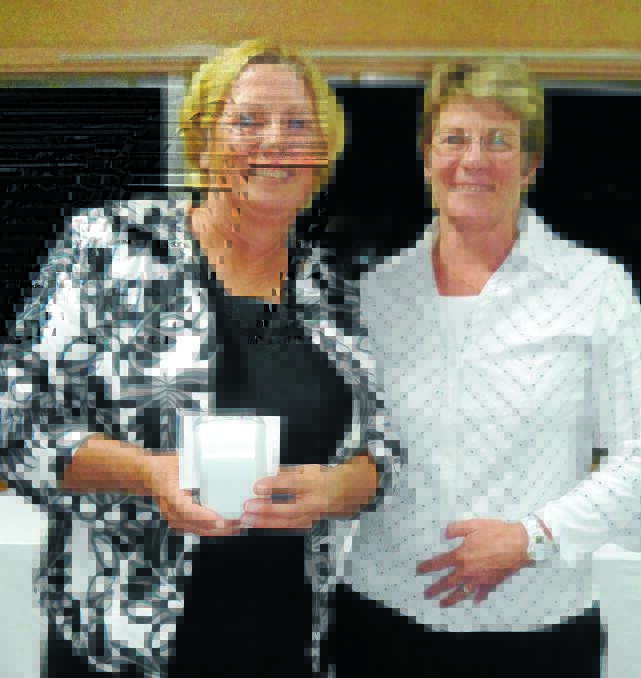 Ineke Kelson Div II winner with Western Districts President Paula McAnally.